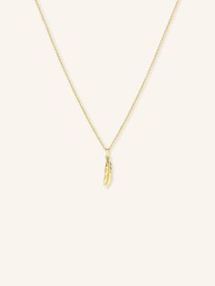 This delicate necklace will add a touch of elegance to your style. With its unique feather design, it is sure to catch the eye and make you stand out from the crowd. Feather Jewelry Necklace, Feather Necklace Gift, Gold Necklace With Feathers As A Gift, Gold Feather Necklace, Bracelet Box, Gold Feathers, Dangle Necklaces, Feather Pendant, Feather Design