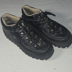 Thick Sole Tie Up Skechers With Thet 90's Vibe In Good Condition Minor Scratches Shown In Pic Genuine Leather Unisex Mens Skechers, Shoes Vintage, Skechers Shoes, Vintage Shoes, Men's Shoes, Genuine Leather, Man Shop, Leather, Black