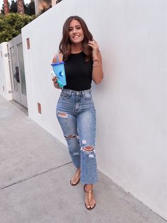 Casual Summer Lunch Outfit, Distressed Jeans Outfit Summer, Casual Lunch Outfit Summer, Girls Lunch Outfit, Spring Jeans Outfit Casual Styles, Modest Jeans Outfit, Spring Movies, Casual Lunch Outfit, Lunch Outfit Ideas