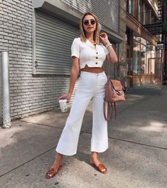 Estos Looks Con Pantalones Blancos Anchos Definitivamente Te Inspirarán – Cut  Paste – Blog de Moda Outfit Verano, White Pant, Famous Outfits, Minimalist Fashion Women, Warm Dresses, Cute Comfy Outfits, Cute Summer Outfits, Outfit Goals, White Pants