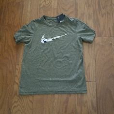 Camo Graphic Logo Drifit Shirt Nike Green Graphic Tee, Nike Sports Shirt For Summer, Nike Summer Sports Shirt, Girls Sportswear, Cropped Graphic Tees, Nike Brown, Tops Nike, Nike Short, Jersey Boys