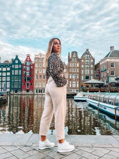 Girl in Damrak, Asmterdam Amsterdam Aesthetic Outfit Fall, Copenhagen Pictures Ideas, Copenhagen Photo Ideas, Amsterdam Pictures Ideas, Damrak Amsterdam