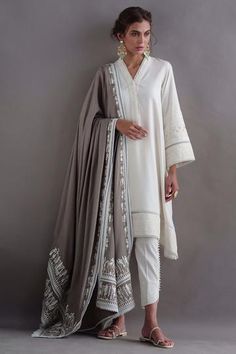 White Designer Dresses, White Indian Outfit, Pakistani Wear, Nida Azwer, Gaun Koktail, Asian Dresses, Pakistani Clothes, Kurti Designs Party Wear