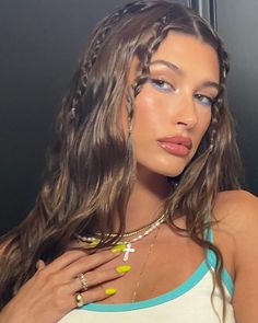 Hailey Baldwin Hairstyle, Leo Hairstyles, Hair Styles For Going Out, Coachella Outfit 2024, Medium Length Hairstyles For Thick Hair, Simple Coachella Outfit, Off Guard Pictures, Hailey Bieber Hair, Cute Trendy Hairstyles