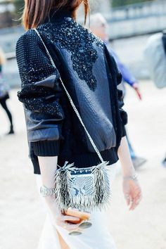 Bomberjacket Streetstyle, Woman In Black, Beige Outfit, Mode Boho, Looks Street Style, Street Style Inspiration, Mode Inspo, Looks Chic, Street Chic