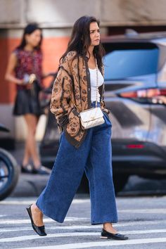 Chanel Cardigan, Katie Holmes Style, Simple Fall Outfits, Stylish Celebrities, Winter Capsule Wardrobe, Katie Holmes, Outfit Look, Fashion Mistakes