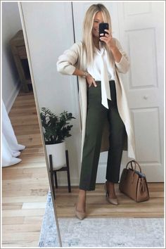 Winter Shoes For Work - Get it while it is still available - So act right now! Click to visit! Cardigan Outfit Work, Conference Outfit, Work Attire Women, Casual Outfits For Work, Look Formal, Business Outfits Women, Work Outfit Ideas, Business Casual Outfits For Work, Work Fits