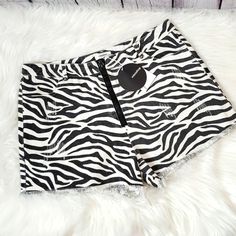 Nwt Mittoshop Zebra Print High Waist Zipper Closure Womens Shorts Size Large Super Cute Brand New Trendy White Zebra Print Bottoms, Trendy White Bottoms With Zipper Closure, White Zebra Print Bottoms For Summer, Scalloped Shorts, H&m Shorts, Hot Shorts, Compression Pants, Ruffle Shorts, Plaid Shorts