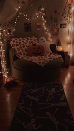 Cozy Halloween Living Room, Punk Rooms, Small Room Inspo, Cozy Core, Halloween Living Room, Fall Room Decor, Halloween Room, Halloween Bedroom, Easy Room Decor