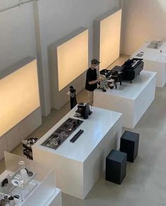 Coffee Showroom, Minimalist Coffee Shop, Coffee Shop Architecture, Coffee Shop Concept, Shop Architecture, Cafe Concept, Cafe Shop Design, Coffee Store, Counter Design