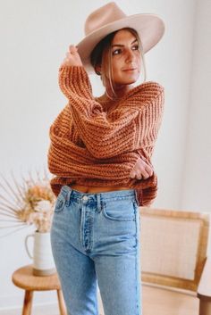 Model wearing burnt orange chunky knit sweater with wide brimmed hat. Orange Sweater Outfit, Fall Family Outfits, Fall Knit Sweater, Burnt Orange Sweater, Fall Sweaters For Women, Fall Winter Jacket, Sweater Outfits Fall, Orange Fits, Teal Sweater