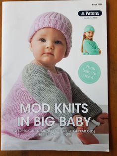 the knitting pattern for this baby's knitted hat is in pink and grey