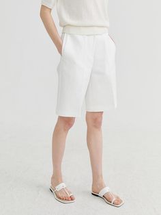 Composition : 100% cottonColor : whiteCountry of Origin : Republic of Korea White Cotton Bottoms For Spring, White Bottoms With Straight Hem For Summer, White Relaxed Fit Short Pants, Modern White Short Bottoms, White Cotton Bottoms For Daywear, White Cotton Pants For Spring, White Workwear Shorts With Pockets, Classic Wide Leg Cotton Shorts, Classic White Bottoms For Summer