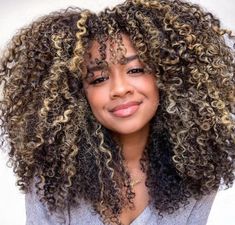 Curly Hair Color Ideas, Blonde Highlights Curly Hair, Natural Hair Highlights, Curly Hair Color, Curly Highlights, Loose Curls Hairstyles, Dyed Curly Hair, Natural Curly Hair Cuts