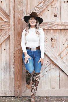 Outfit Ranchero, Outfit Ranchero Mujer, Ranchero Outfits Women, Cowboy Outfits For Women, Cowgirl Outfits For Women, Country Chic Outfits, Cowgirl Boots Outfit, Cute Cowgirl Outfits, Cowgirl Style Outfits