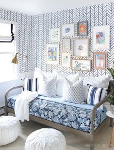 gallery wall arrangement above couch with kids artowkr Room Ideas Wallpaper, Daybed Room Ideas, Wall Collage Bedroom, Spare Bedroom Ideas, Collage Bedroom, Daybed Room, Bedroom Sofas