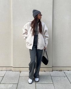 Cream Sambas Outfit, Urbanic Outfit, Beige Shearling Jacket Outfit, Chic Beige Winter Shacket, Zara Cream Winter Outerwear, Oversized Beige Sporty Outerwear, Zara Beige Oversized Outerwear, Pastel Ootd, Grey Jacket Outfit