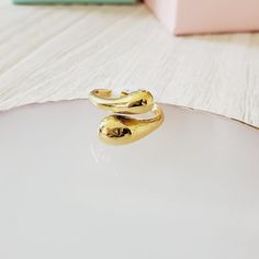 Zamira ring has a stylish snake tail design at the center and will catch everyone's attention. You can keep wearing it over the years. You can combine it with different tones to create a double tone ring party. Is ideal to wear it separate or with other rings to create a finger party for a bold look. Taking your rings off to wash your hands is just a memory. Water & sweat resistant: the color remains perfect, even if you wear your ring every day. Material: Highly polished vacuum Stainless Steel Jewelry For Summer, Snake Tail, Modern Rings, Bold Rings, Rings Vintage, Jewelry Minimalist, Bold Jewelry, Party Rings, Modern Ring