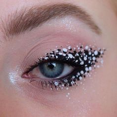 Polka Dot Eyeliner, Polka Dot Eye Makeup, Polka Dot Makeup, White Eyeliner Looks, Editorial Make-up, White Eye Makeup, Black And White Makeup, Halloweenský Makeup, Make Up Designs