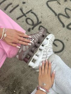 #rosashox#weißeshox#streetwear#freunde#draussen Shoe Inspo, Nike Shox, Street Wear, Nike, Sneakers