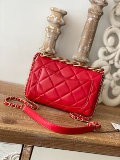 Description CC Classic Diamond Flap Bag Red For Women, Women’s Bags 9.1in/23cm Rep 1:1 Size: 15.5 × 23 × 10 cm/6.1 × 9.1 × 3.9 inches (height x Length x width) Branch plating embellished with hardware bracelet, three-layer inner compartment, the hand feels like a stand out, interpreting the eternal elegance. Includes box, dust bag. This product is of the best quality. Vanity Bag, Chanel Mini, Mini Bucket Bags, Stylish Handbags, Three Layer, Evening Clutch Bag, Accessories Store, Tote Backpack, Flap Bag