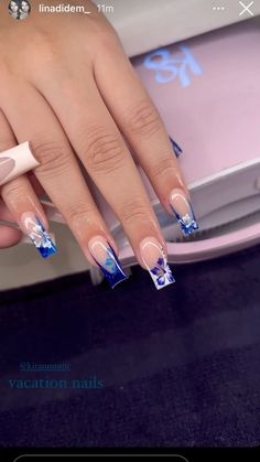 Holiday Nail Art Summer, Dominican Nail Designs, Navy Blue Nails Summer, Medium Nail Designs Summer, Dark Blue Nails Summer, Nail Designs White And Blue, Festival Nails 2024, Royal Blue Flower Nails, Blue Nails With Design Summer