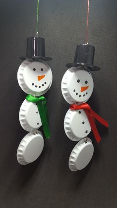 two snowmen made out of paper plates