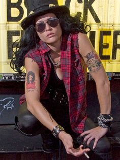 Step up your Slash costume with temporary tatts. Axl Rose Costume, Slash Top Hat, Slash Costume, 80’s Dresses, Rose Costume, 80s Party Outfits, 80s Costume, Diy Kostüm, Black Halloween Dress