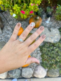 Short Natural Nails Fall, Checkered Nails Fall, Checkered Short Nails, Checkered Accent Nails, Fall Checkered Nail Designs, Brown Nails With Checker, Transition Into Fall Nails, Fall Nails Checkered Design, Tan Checkered Nails