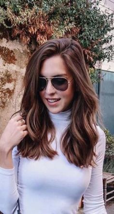 Hair In Layers, V Cut Hair, Layered Hairstyles, Center Of Attention, Penteado Cabelo Curto, Haircut For Thick Hair, Medium Length Hair, Mid Length Hair, Short Haircut