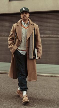 Men's French Fashion, Dapper Street Style Men, Mens Topcoat Outfit, Paris Outfits Men Fall, Mysterious Outfits Men, Winter Street Style Men, Male Sweater Outfit, Paris Street Style Men, Fall Mens Fashion