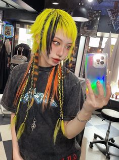 Curly Striped Hair, Cyberpunk Hair Color, Yarn Rat Tail Hair, Harajuku Haircut, Yellow And Black Hair, Yellow Hair Color Ideas, Black And Yellow Hair, Racoon Tail Hair, Orange And Yellow Hair