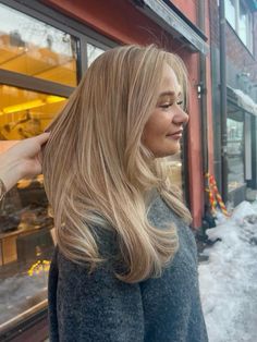 blonde layers hair hairdresser volume blond frisör hår uppklippt faceframe luxury expensive Blonde Layers Hair, Dirty Blonde Hair With Highlights, Luxury Blonde, Bright Blonde Hair, Beige Hair, Blonde Layers, Layered Haircuts For Medium Hair, Gorgeous Hair Color