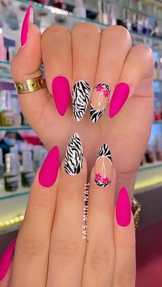 Pink Nails With Art, One Nail Art, Pink Black Nails, Unghie Sfumate, Sassy Nails, Happy Nails, Leopard Nails, Pretty Nail Art Designs, Nails Polish