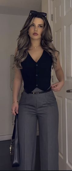 Outfit Formal Mujer, Look Working Girl, Cute Professional Outfits, Elegance Dress, Chique Outfit, Luxury Photography, Professional Outfits Women, Stylish Work Attire, Business Casual Outfits For Work