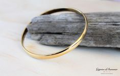 Minimalist Bangle Bracelets, Diamond Carat Size, Bracelet Minimal, Minimalist Bangle, Shiny Bracelets, Diamond Bracelet Design, Hammered Bangles, Minimal Gold, Bracelet Stacking