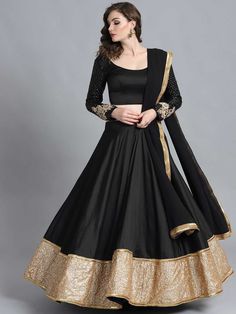 Black And Gold Lehenga, भारतीय दुल्हन संबंधी, Lehenga Bollywood, Bridesmaid Outfits, डिजाइनर कपड़े, Blouse Lehenga, Bollywood Bridal, Simple Lehenga, Black Lehenga