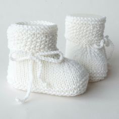 I have lovingly hand-knitted the baby shoes from soft, easy-care baby yarn - soft 100% merino wool The shaft pattern is an eye-catcher Color: natural white Sole length of the baby shoes: approx. 10.5 cm (still stretchy) suitable depending on the baby's foot length for approx. 3-6 months used material 100% wool - high-quality baby yarn - machine washable - soft and cuddly - the fine wool has a natural temperature balancing effect Machine washable, I recommend hand washing. Handicraft: knitted sho Christening Shoes, Knit Shoes, Baby Yarn, Crib Shoes, White Gifts, Shoes Booties, Hand Washing, Christening