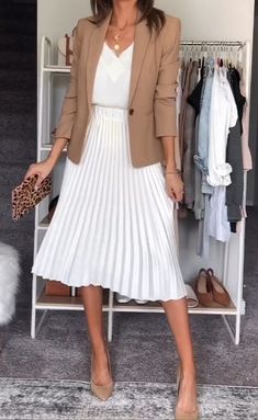 Natural Linen Outfit, Dresses Petite Women, Beige Outfits For Women, Cleaning Outfit, Modest Chic Outfits, Business Meeting Outfit, Chique Outfits, Elegante Casual