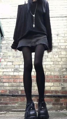 Grunge Leather Skirt Outfit, Goth Outfit Ideas For School, Corporate Emo, Simple Goth Outfit, Preppy Goth, Casual Goth, Alt Fashion, Swaggy Outfits, Skagen