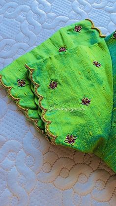 Simple Aari Butta Designs, Simple Aari Puttas, Buties Work Blouse, Cut Work Embroidery Design Patterns, Cutwork Blouse Designs, Simple Embroidery Designs, Simple Blouse Designs, Ladies Blouse Designs