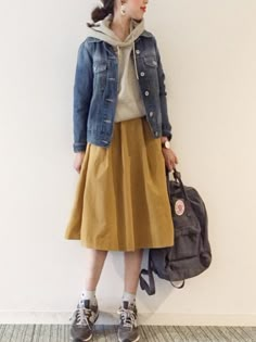 春の注目度No.1シューズ「グレーのスニーカー」を攻略！ - LOCARI（ロカリ） Uniqlo Fashion, Uniqlo Japan, Korean Fashion Ideas, Denim Hoodie, Korean Fashion Trends, Japanese Outfits, 가을 패션, Japan Fashion, Korean Street Fashion