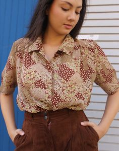 Short sleeve blouse in brown print. Collar. Short sleeve. Button down. Size L, EU 42-46 / UK 14-18 Measurements - 48"/ 122cm bust, 12"/ 30cm sleeve length, 25"/ 64cm shirt length. Material - Polyester. Condition - Excellent. Sustainability - Vintage. Handpicked, repaired and ready to wear. This is an original vintage item, not new and minor signs of wear and age are expected, we will highlight any major flaws. Model is a UK 6/8 and is 5'7" tall. Womens Blouses, Sleeveless Jacket, Short Sleeve Blouse, Womens Clothing Tops, Vintage Shops, Favorite Outfit, Sleeve Blouse, Blouses For Women, Ready To Wear