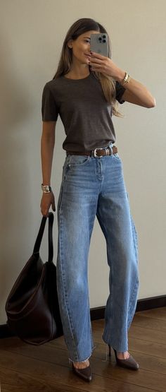 Casual Dinner Outfit Jeans, Baggy Jeans Sneakers Outfit, Blue Purse Outfit Ideas, Summer Jeans Outfit, Fashion 23, Casual Outfit Inspiration, Capsule Outfits, Fall Winter Outfits