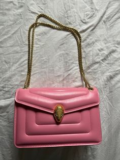 Pink elegant stylish shoulder bag with golden chain. 25 cm / 17 cm / 8,5 cm  Vegan leather  No returns Golden Chain, Stylish Shoulder Bag, Purses And Handbags, Vegan Leather, Shoulder Bags, Accessory Gift, Spain, Display Homes, Bathing Beauties