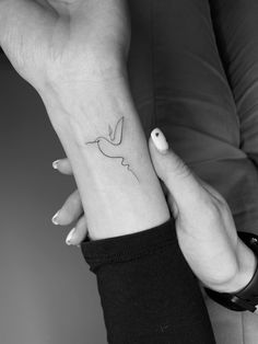 Тату колибри эстетика минимализм тонкие линии Hummingbird Tattoo, Ear Tattoo, Small Tattoos, Tatting, Tattoos