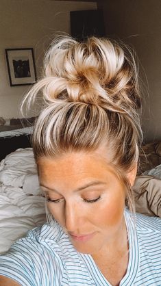 Jessie McArthur | Princess Messy Bun 👑 This is one of my favorite go-to styles for my messy buns! The bigger the hit the better for me💗 It doesn’t have to... | Instagram Cute Messy Buns, Blonde High, Messy High Bun, A Messy Bun, Messy Buns, Cute Haircuts, Dirty Blonde, Hair Videos Tutorials, Artistic Hair