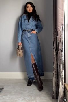 23 Denim Maxi Skirt Outfits Ideas From Smart To Casual And Edgy - London Kensington Guide Denim Outfit Winter, Denim Dress Winter, Full Denim Outfit, Brunch Looks, Denim Outfit Ideas, Skirt Outfits Ideas, Double Denim Outfit, Denim Shirt Outfit