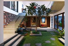 This house in Thiruvanathapuram, Kerala, was designed by Yatraliving Architecture. The sloping topography of the property influenced the design of the house. The living room, dining room, and kitchen are all on one floor, while the bedrooms are on another. This tropical-style indoor garden connects each of the levels.#kerala modern house design #best home design kochi#keral architects#best architects in kochi #best architects in kerala House Indoor Garden, Courtyard House Design, Tropical Modern House, Modern Courtyard House, House Curb Appeal, Indian Houses, Indoor Courtyard, Modern Courtyard, Courtyard House Plans