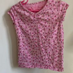 Sweet Pink Flowered Top For A Young Girl Pink Floral Print Cotton T-shirt, Pink Cotton T-shirt With Floral Print, Fitted Pink T-shirt With Floral Print, 2000s Stuff, Mind Dump, Modest Fits, Neon Aesthetic, Girly Accessories, Flower Tops